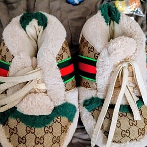 Adults Gucci Size 8  Plush Logo-Print Fur Lined Sneakers in Beige and Green